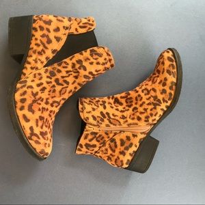 Girls ankle boots leopard print with zipper & elastic opening size 4 by Stevies